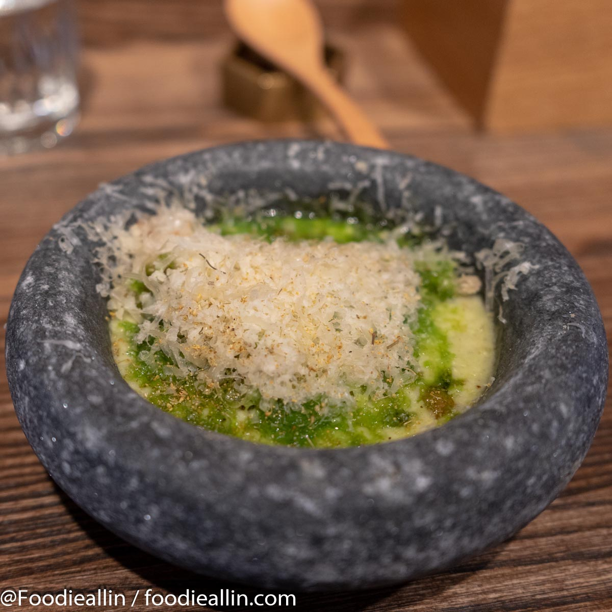 Stewed macaroni with wild garlic, green asparagus, pickled onion and Himmelsraften