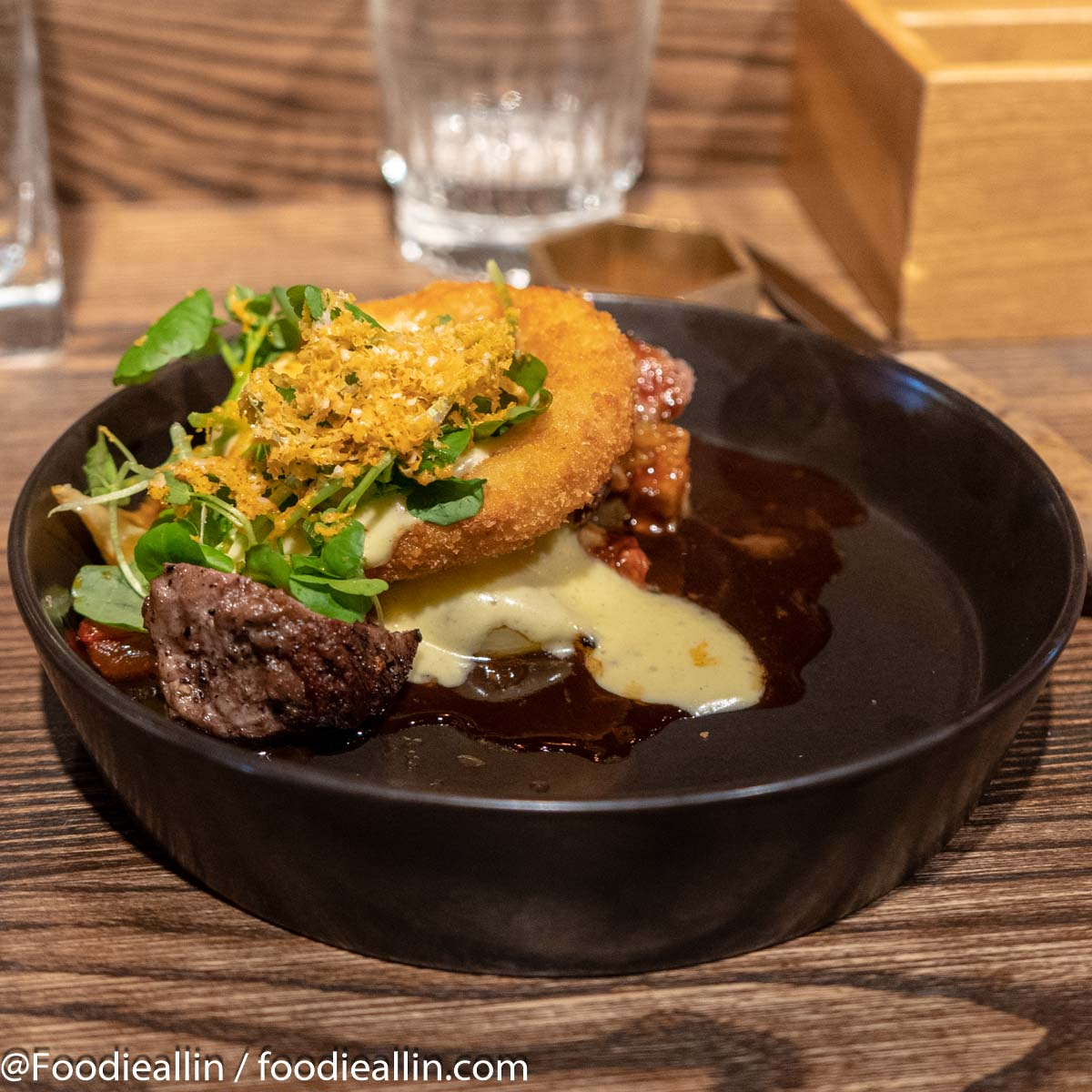 Pepper fried roast beef of veal with browned sage, onion ring, artichoke and tomato